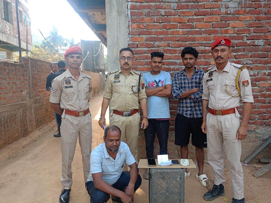 गुवाहाटीः भगदत्तपुर पुलिस चौकी इलाके में गिरफ्तार अवैध तीर (एक तरह का जुआ) सट्टेबाज