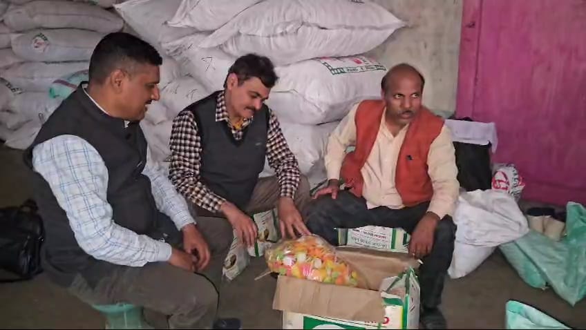 *फैक्ट्री में गंदगी देखकर भड़के अधिकारी*