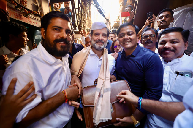 फोटो: धारावी में कांग्रेस नेता राहुल गांधी का स्वागत करते चर्मकार समाज के श्रमिक फोटो: धारावी में कांग्रेस नेता राहुल गांधी का स्वागत करते चर्मकार समाज के श्रमिक