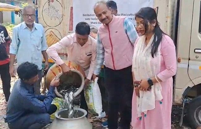 मछुआरों में उपकरण वितरित मछुआरों में उपकरण वितरित