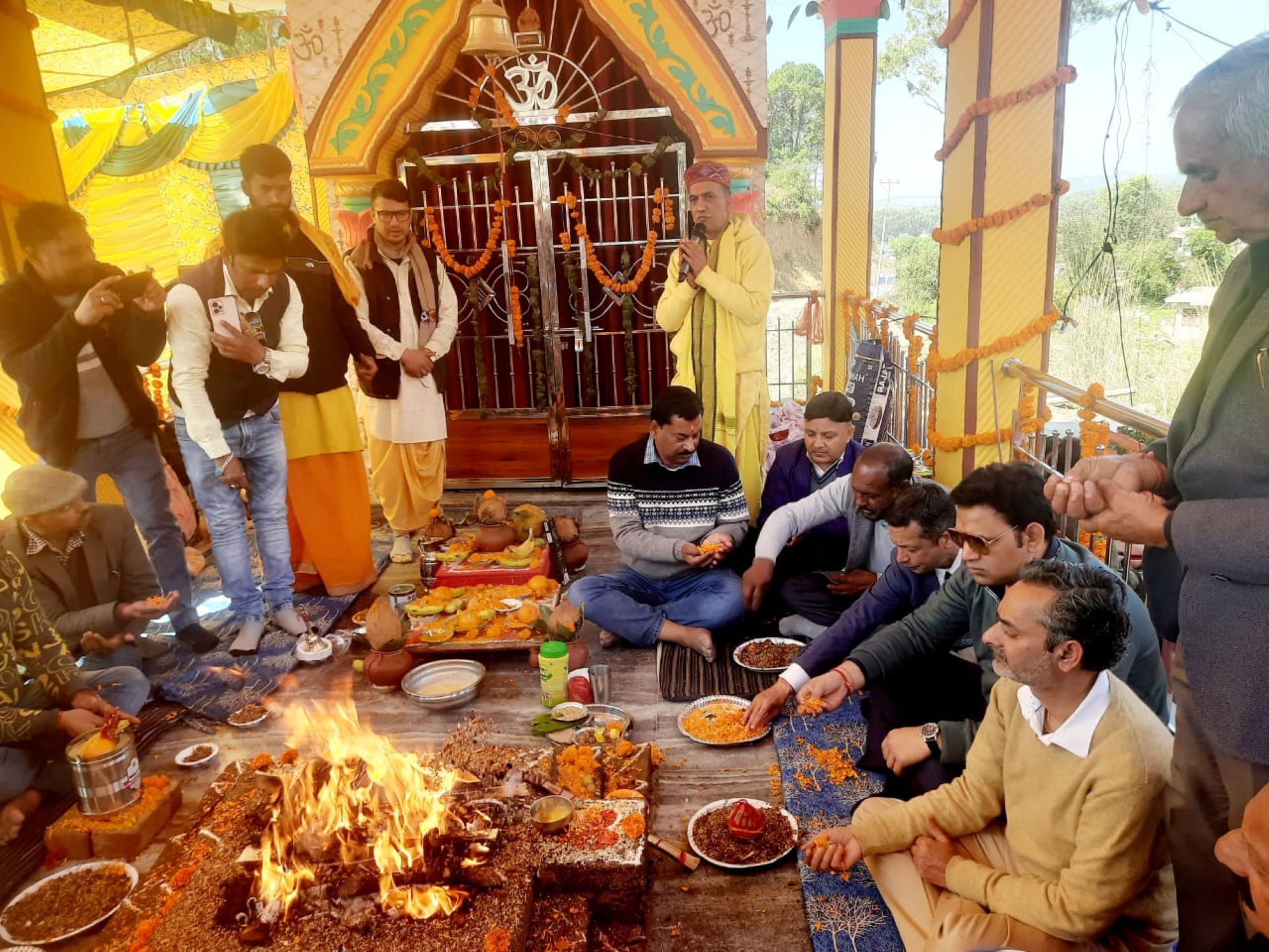 प्राण प्रतिष्ठा कार्यक्रम के दौरान आरएस बाली और अन्य। प्राण प्रतिष्ठा कार्यक्रम के दौरान आरएस बाली और अन्य।
