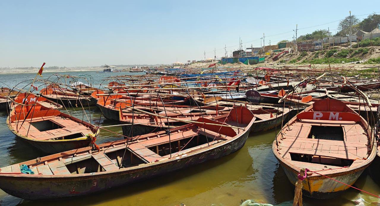 संगम के त्रिवेणी जल में नावों का छाया चित्र