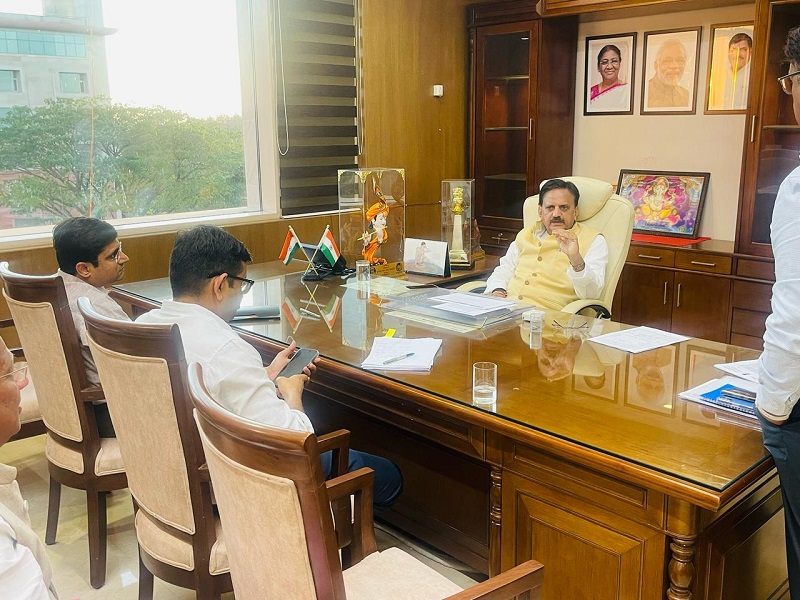 समीक्षा बैठक लेते हुए उप मुख्यमंत्री राजेन्द्र शुक्ल समीक्षा बैठक लेते हुए उप मुख्यमंत्री राजेन्द्र शुक्ल