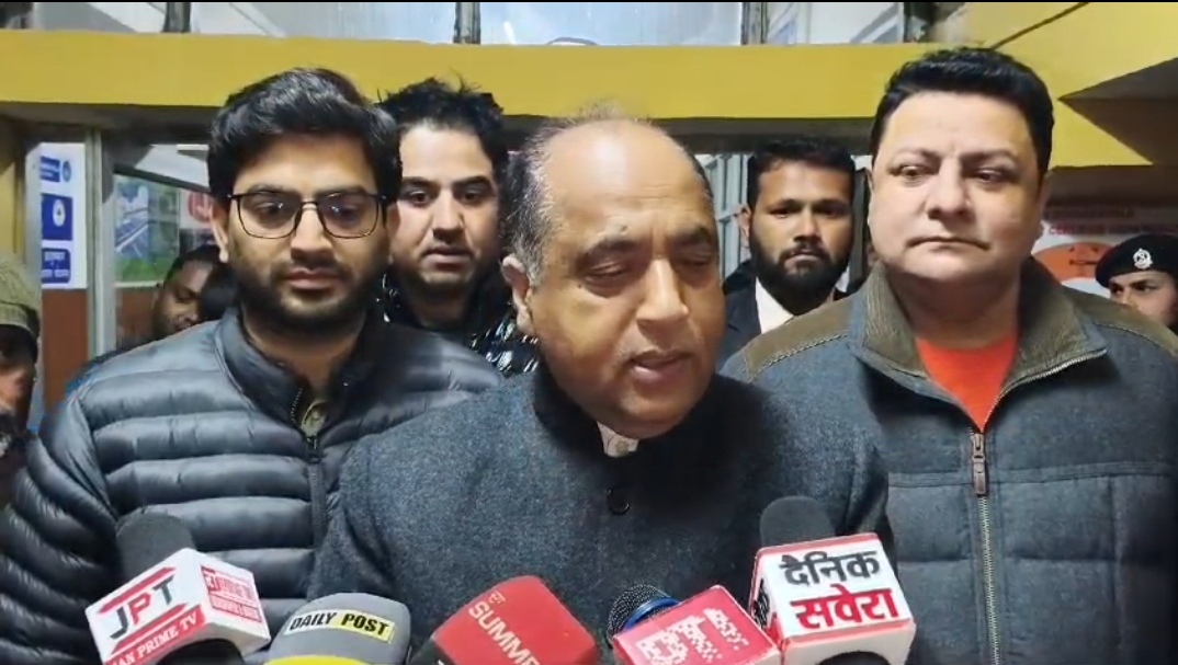पत्रकारों से बातचीत करते हुए पूर्व मुख्यमंत्री जय राम ठाकुर। पत्रकारों से बातचीत करते हुए पूर्व मुख्यमंत्री जय राम ठाकुर।
