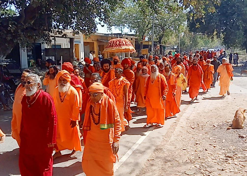 नागा संत पंचक्रोशी परिक्रमा पथ पर,पुष्पवर्षा से स्वागत नागा संत पंचक्रोशी परिक्रमा पथ पर,पुष्पवर्षा से स्वागत