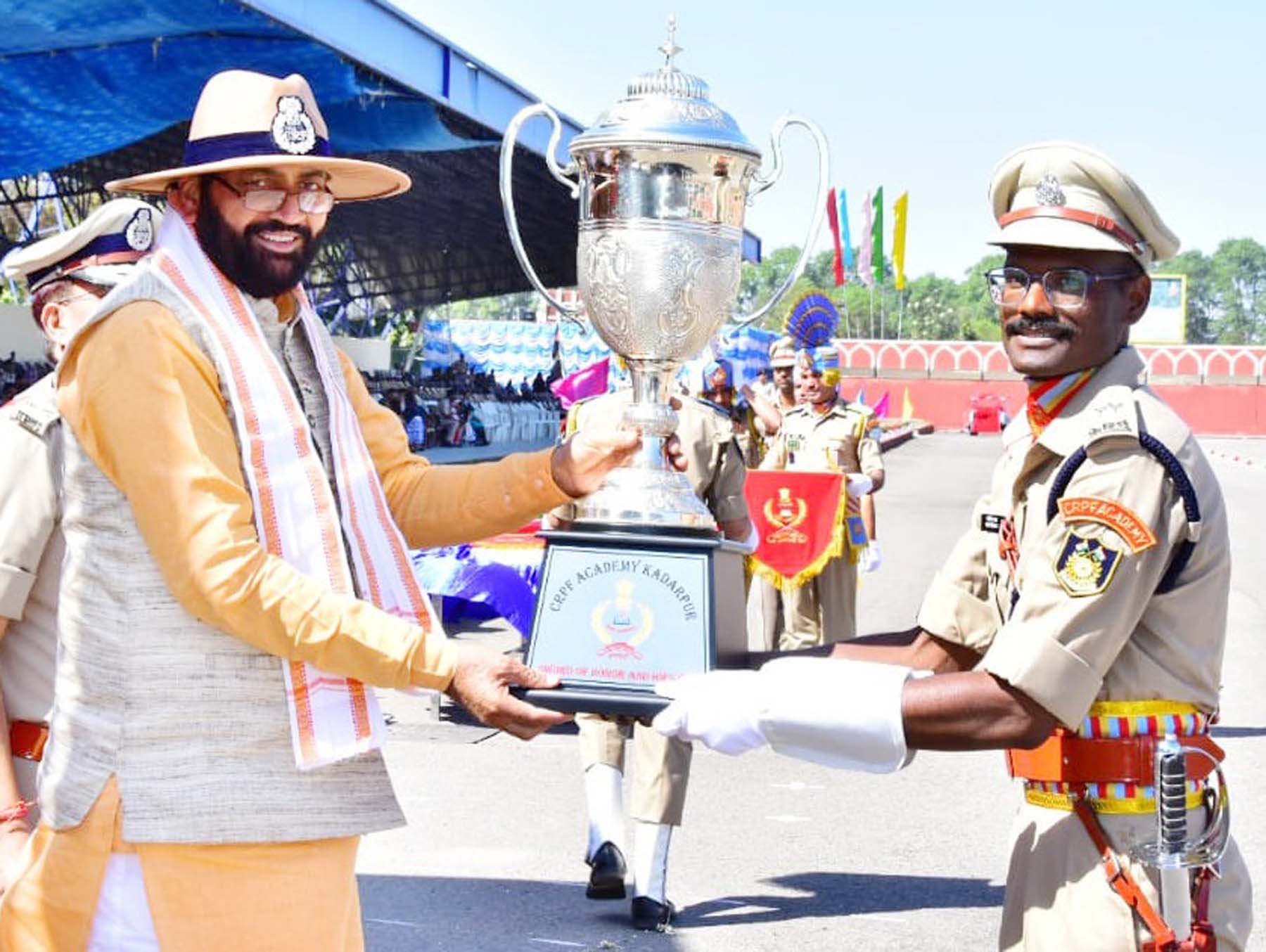 गुरुग्राम में केंद्रीय रिजर्व पुलिस बल (सीआरपीएफ) के नव-नियुक्त राजपत्रित अधिकारियों के 55वें बैच के पासिंग आउट परेड समारोह में अधिकारी को सम्मानित करते मुख्यमंत्री नायब सिंह सैनी। गुरुग्राम में केंद्रीय रिजर्व पुलिस बल (सीआरपीएफ) के नव-नियुक्त राजपत्रित अधिकारियों के 55वें बैच के पासिंग आउट परेड समारोह में अधिकारी को सम्मानित करते मुख्यमंत्री नायब सिंह सैनी।