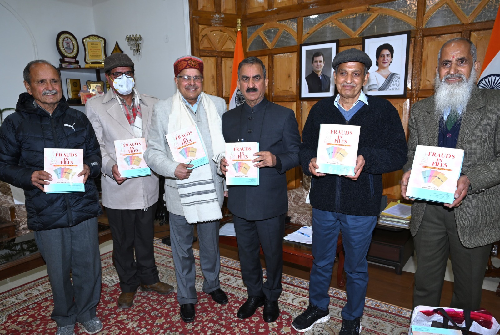 पुस्तक का विमोचन करते मुख्यमंत्री पुस्तक का विमोचन करते मुख्यमंत्री