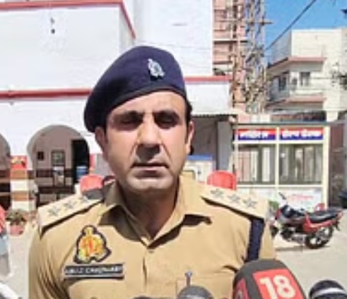 पीस पार्टी की मीटिंग के बाद पत्रकारों से बात करते संभल पुलिस क्षेत्राधिकारी अनुज चौधरी। पीस पार्टी की मीटिंग के बाद पत्रकारों से बात करते संभल पुलिस क्षेत्राधिकारी अनुज चौधरी।