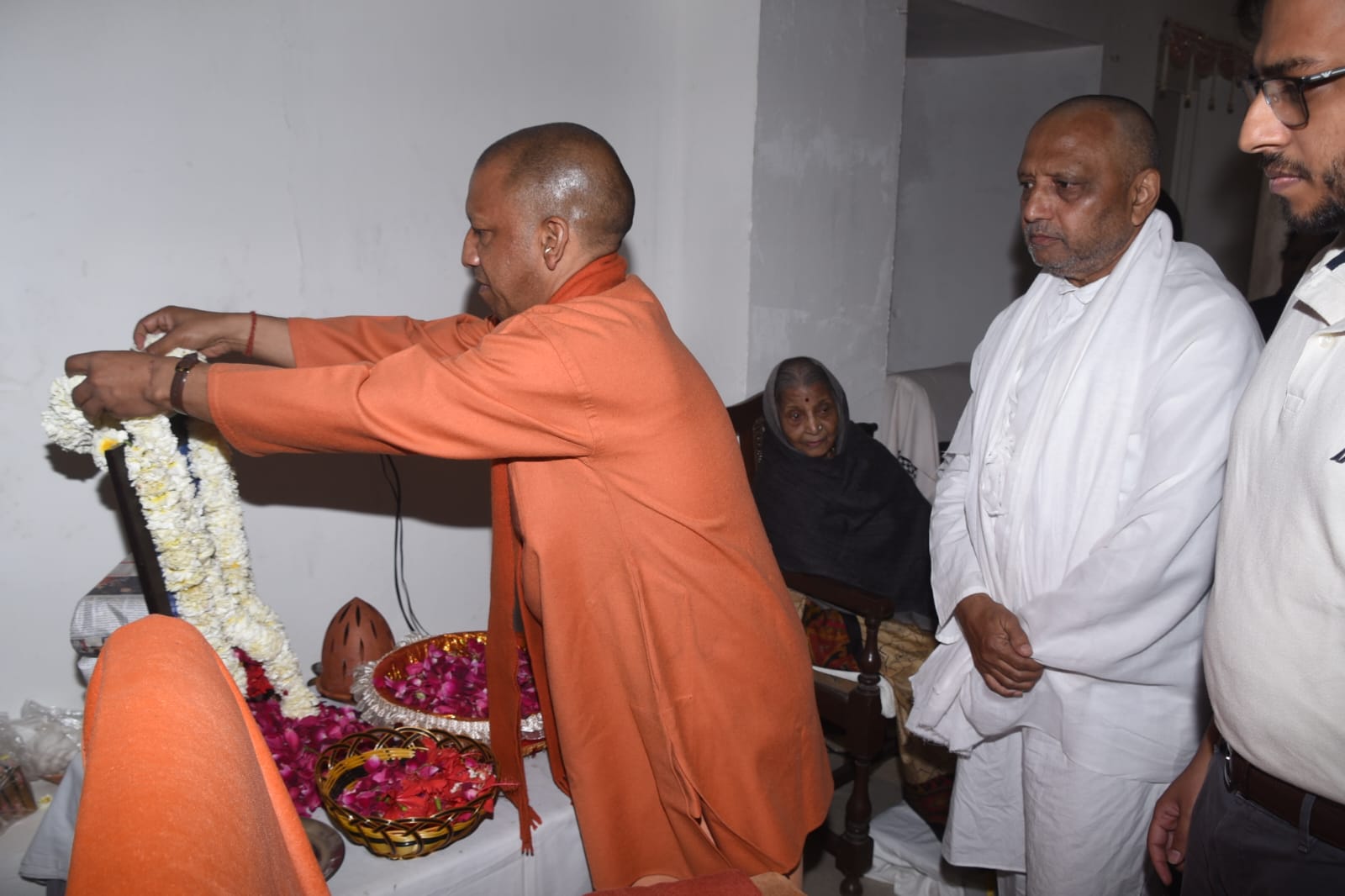 *मुख्यमंत्री योगी आदित्यनाथ ने परिजनों को बंधाया ढांढस* *मुख्यमंत्री योगी आदित्यनाथ ने परिजनों को बंधाया ढांढस*