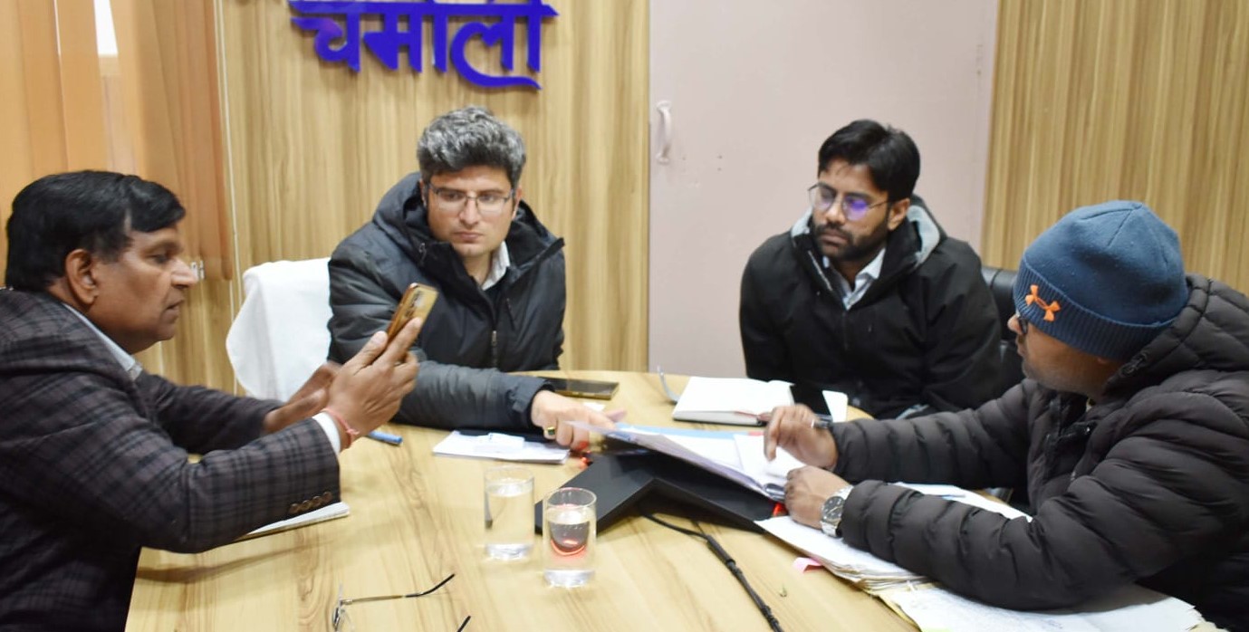 गोपेश्वर में नंदादेवी राजजात को लेकर बैठक लेते हुए डीएम। गोपेश्वर में नंदादेवी राजजात को लेकर बैठक लेते हुए डीएम।