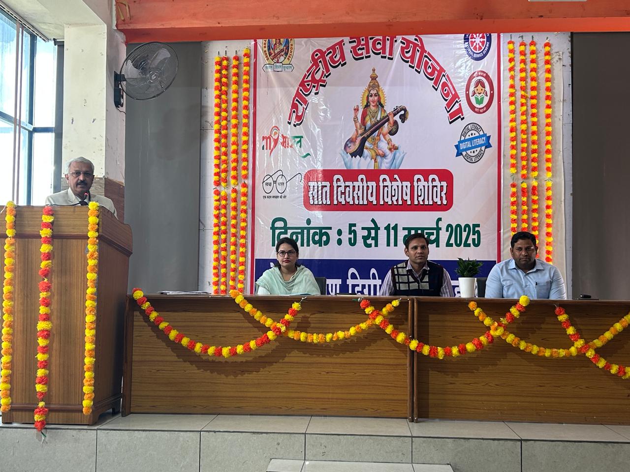 मेडिटेशन शिविर में महिला स्वास्थ्य संबंध को लेकर चर्चा करते डॉक्टर मेडिटेशन शिविर में महिला स्वास्थ्य संबंध को लेकर चर्चा करते डॉक्टर