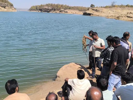 कोरबा में युवक की रहस्यमयी गुमशुदगी: हसदेव नदी के किनारे मिली बाइक और चप्पल, तलाश जारी कोरबा में युवक की रहस्यमयी गुमशुदगी: हसदेव नदी के किनारे मिली बाइक और चप्पल, तलाश जारी