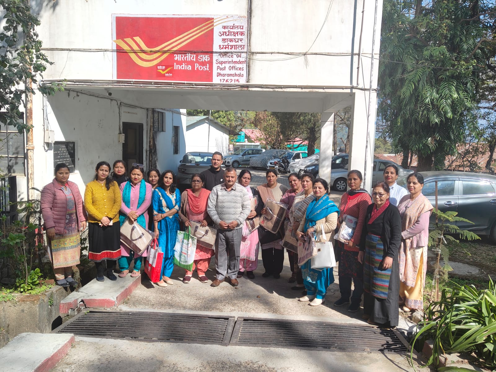 महिला अभिकर्ताओं के साथ डाक विभाग के अधिकारी। महिला अभिकर्ताओं के साथ डाक विभाग के अधिकारी।
