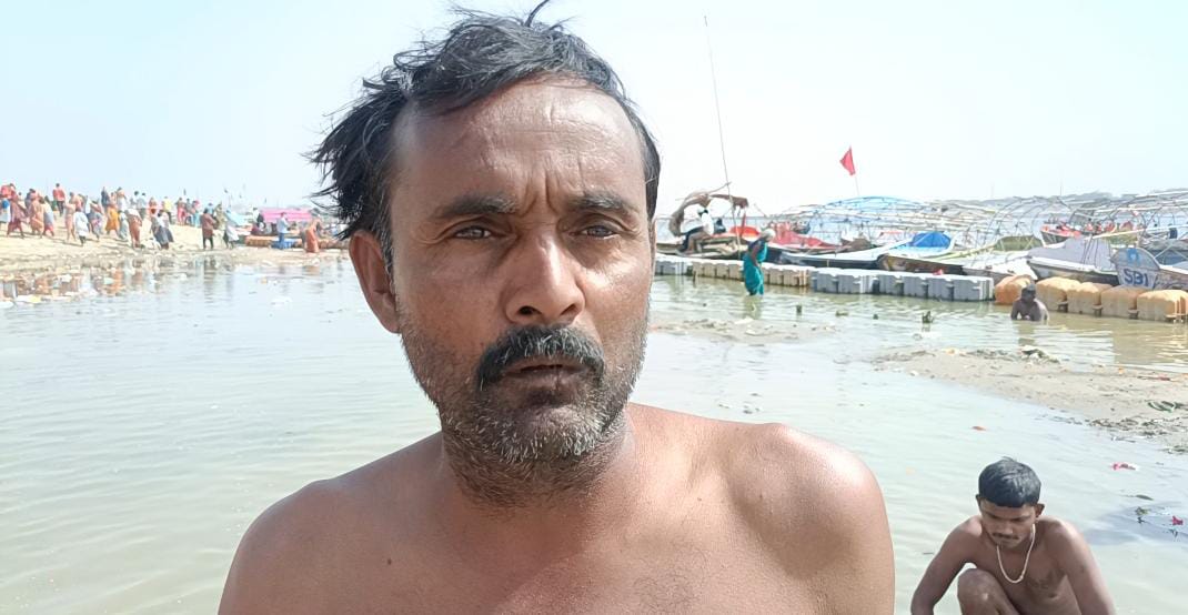 संगम में नाव चलाने वाले नाविक संजीत निषाद का छाया चित्र