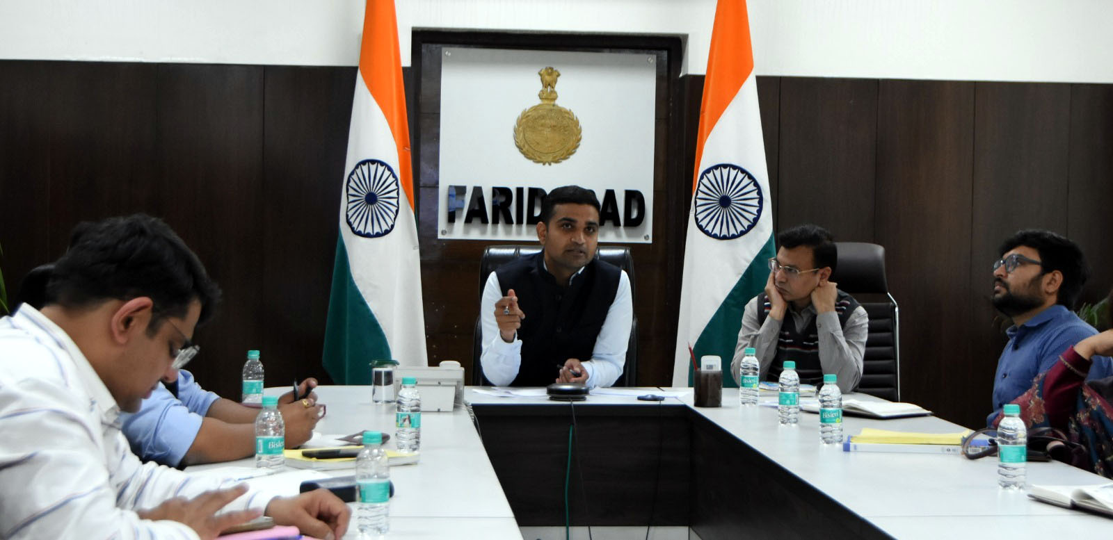 जिला उपायुक्त विक्रम सिंह अधिकारियों की बैठक लेते हुए जिला उपायुक्त विक्रम सिंह अधिकारियों की बैठक लेते हुए