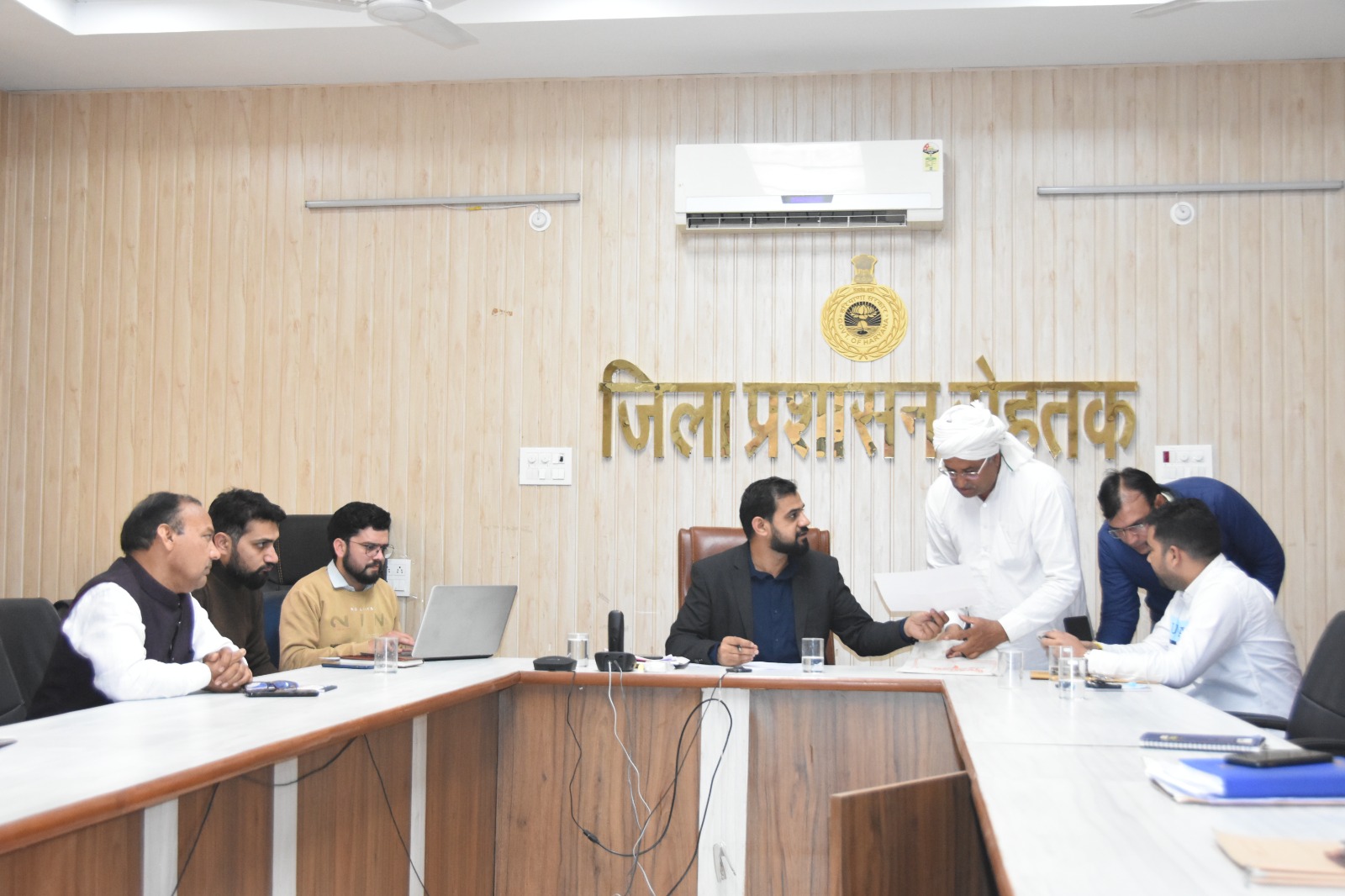 पेंशन संबंधी शिकायत सुनते अतिरिक्त उपायुक्त। पेंशन संबंधी शिकायत सुनते अतिरिक्त उपायुक्त।