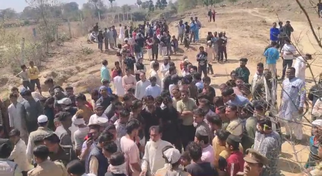 घटना के बाद एकत्रित ग्रामीण घटना के बाद एकत्रित ग्रामीण