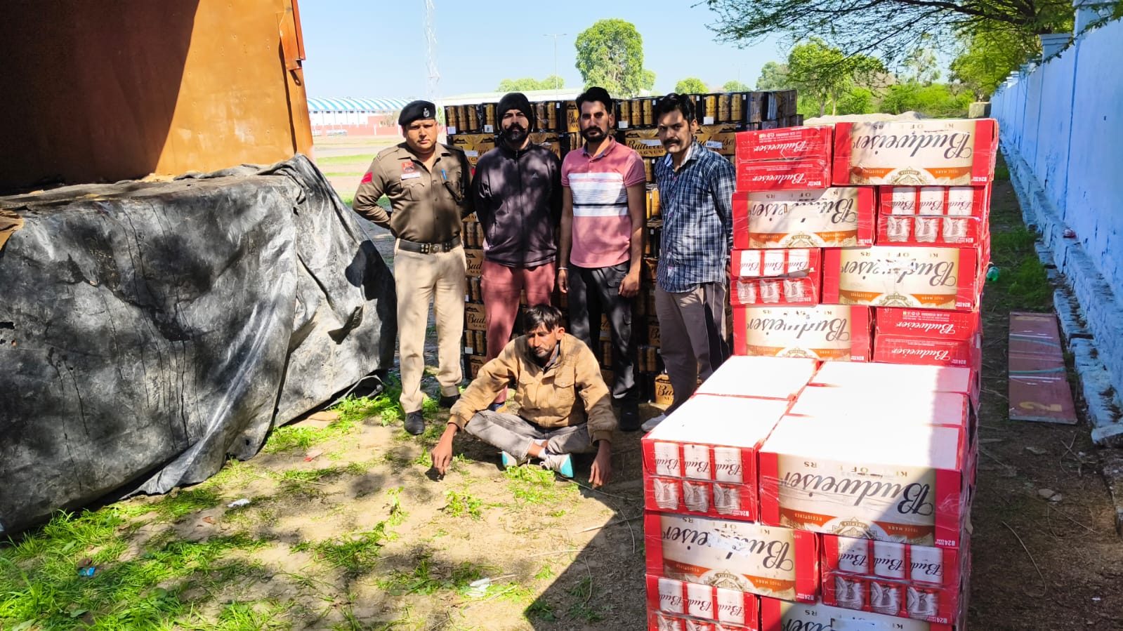 पुलिस द्वारा पकड़ा गया अवैध शराब से भरा ट्रक। पुलिस द्वारा पकड़ा गया अवैध शराब से भरा ट्रक।