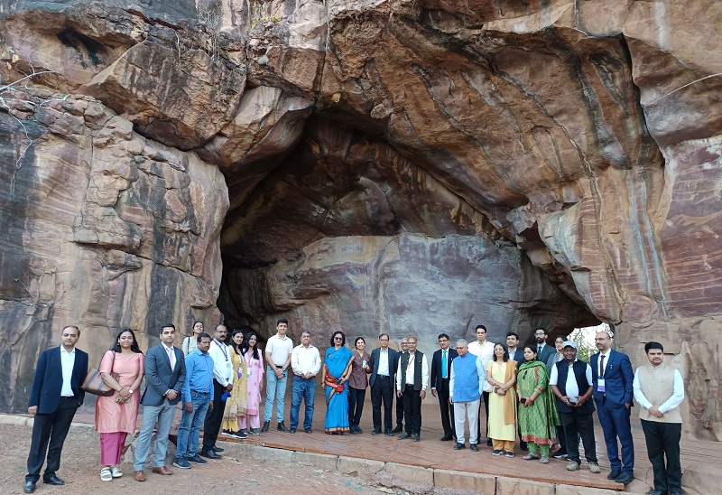 वित्त आयोग के अध्यक्ष एवं सदस्यों ने किया विश्व धरोहर भीम बैटका का भ्रमण