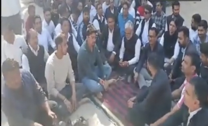 वकील की मौत पर बवाल: वकीलों ने अजमेर, पुष्कर व ब्यावर बंद का किया ऐलान वकील की मौत पर बवाल: वकीलों ने अजमेर, पुष्कर व ब्यावर बंद का किया ऐलान