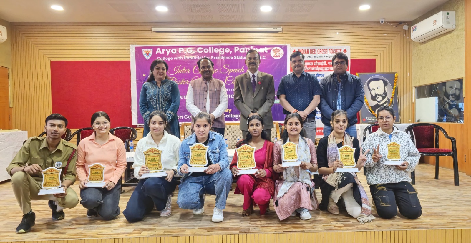 आर्य पीजी कॉलेज में विजेताओं के साथ प्राचार्य डॉ जगदीश गुप्ता व अन्य आर्य पीजी कॉलेज में विजेताओं के साथ प्राचार्य डॉ जगदीश गुप्ता व अन्य