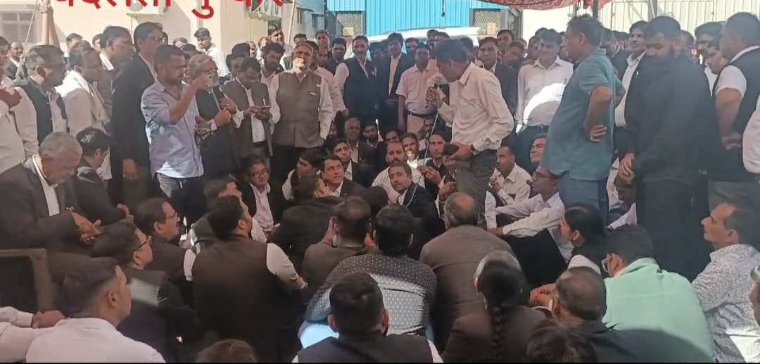 वकील की मौत पर बवाल: वकीलों ने अजमेर, पुष्कर व ब्यावर बंद का किया ऐलान वकील की मौत पर बवाल: वकीलों ने अजमेर, पुष्कर व ब्यावर बंद का किया ऐलान