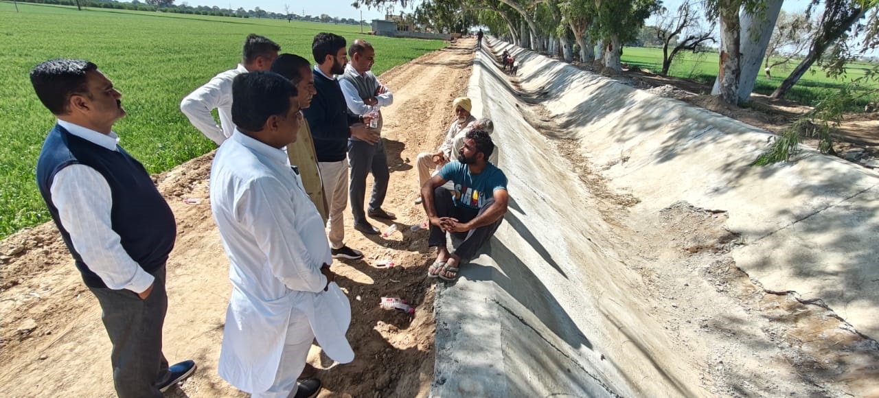 नवनिर्मित निर्माण कार्य का निरीक्षण करते कार्यकारी अभियंता। नवनिर्मित निर्माण कार्य का निरीक्षण करते कार्यकारी अभियंता।