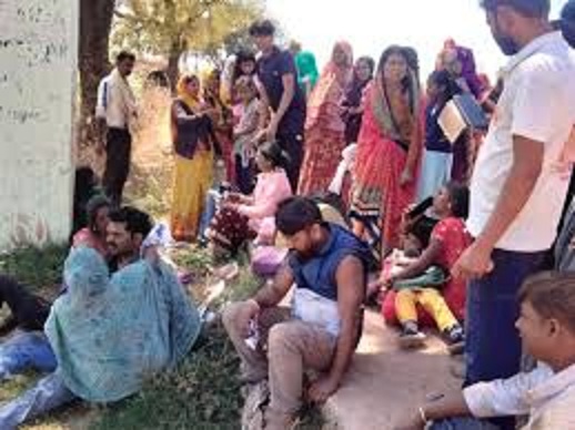 शादी समाराेह से लाैट रहा पिकअप वाहन पलटा