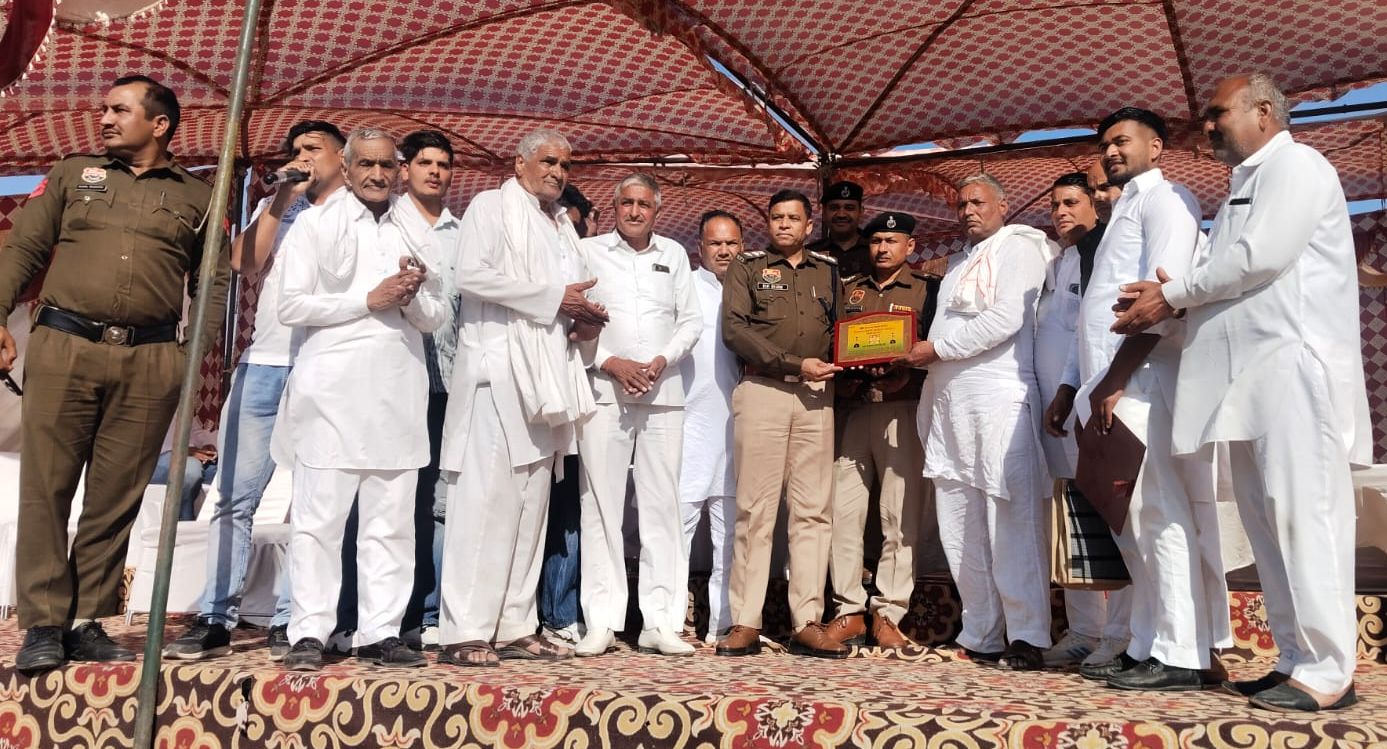 ग्रामीणों को जागरूक करते हुए पुलिस के जवान।