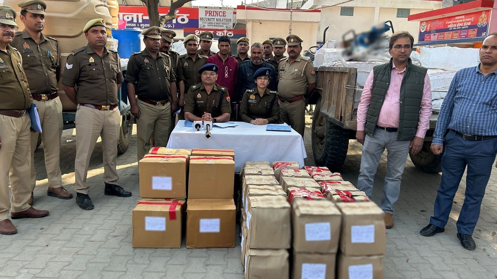 थाना कांठ में प्रेस कांफ्रेंस में मधुमक्खी पालन फार्म में नकली शराब बनाने की फैक्ट्री पकड़े जाने की जानकारी देते पुलिस अधीक्षक देहात कुंवर आकाश सिंह, माैके सक बरामद शराब व पुलिस गिरफ्त में दो आरोपित थाना कांठ में प्रेस कांफ्रेंस में मधुमक्खी पालन फार्म में नकली शराब बनाने की फैक्ट्री पकड़े जाने की जानकारी देते पुलिस अधीक्षक देहात कुंवर आकाश सिंह, माैके सक बरामद शराब व पुलिस गिरफ्त में दो आरोपित