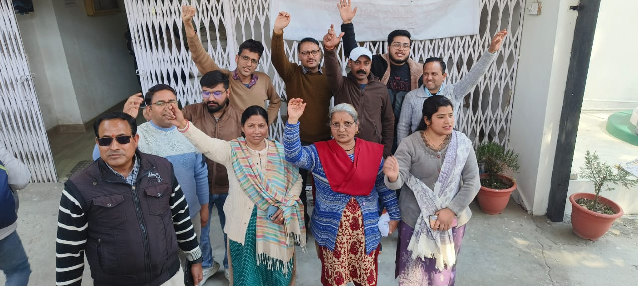 फोटो कैप्शन-28 एनटीएच 23-नई टिहरी में सीएमओ कार्यालय के समक्ष मिनिस्ट्रीयल कर्मियों ने दूसरे दिन भी प्रदर्शन किया फोटो कैप्शन-28 एनटीएच 23-नई टिहरी में सीएमओ कार्यालय के समक्ष मिनिस्ट्रीयल कर्मियों ने दूसरे दिन भी प्रदर्शन किया