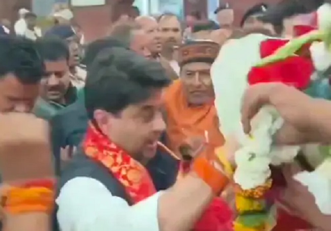 ग्वालियर पहुंचे केन्द्रीय मंत्री सिंधिया ग्वालियर पहुंचे केन्द्रीय मंत्री सिंधिया