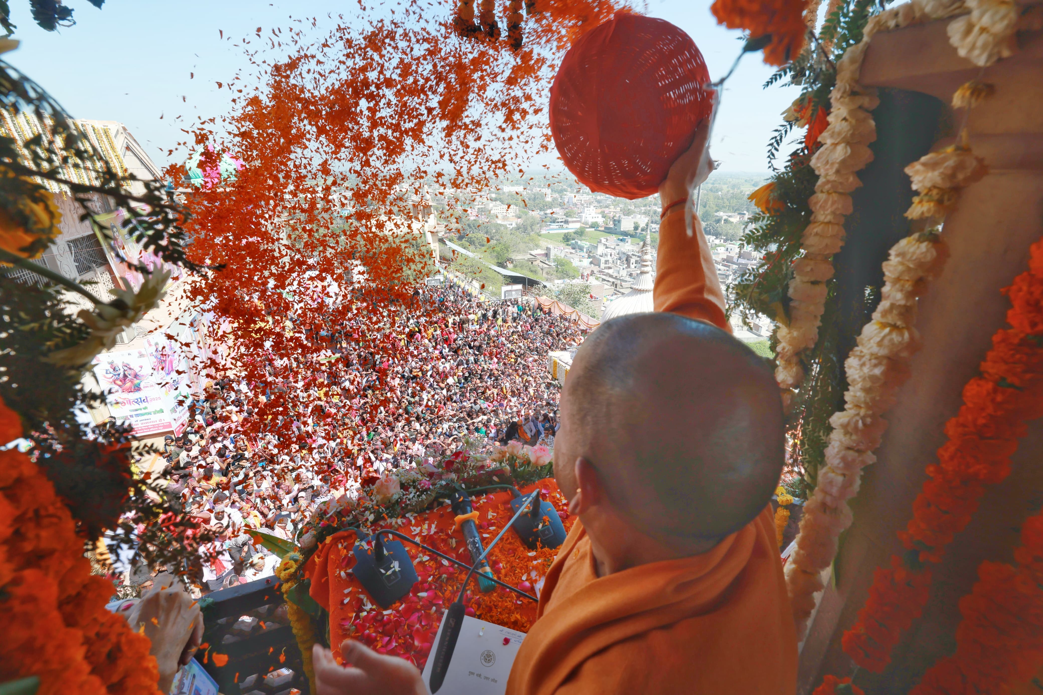 लाड़ली श्रीराधारानी के मंदिर में सीएम योगी आदित्यनाथ फूल व लड्डू बरसा कर होली का शुभारंभ करते हुए