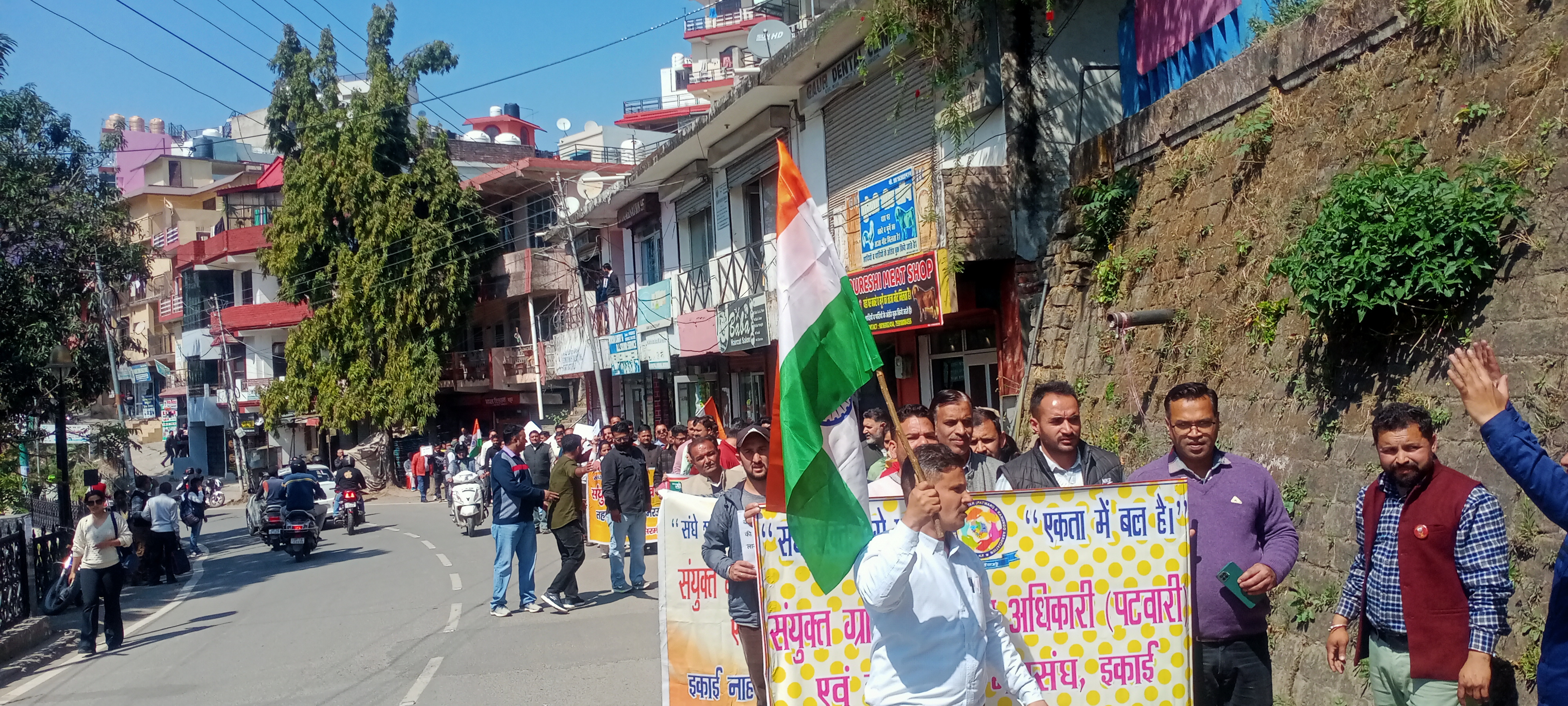 नाहन में प्रदर्शन करते पटवारी कानूनगो महा संघ के लोग नाहन में प्रदर्शन करते पटवारी कानूनगो महा संघ के लोग