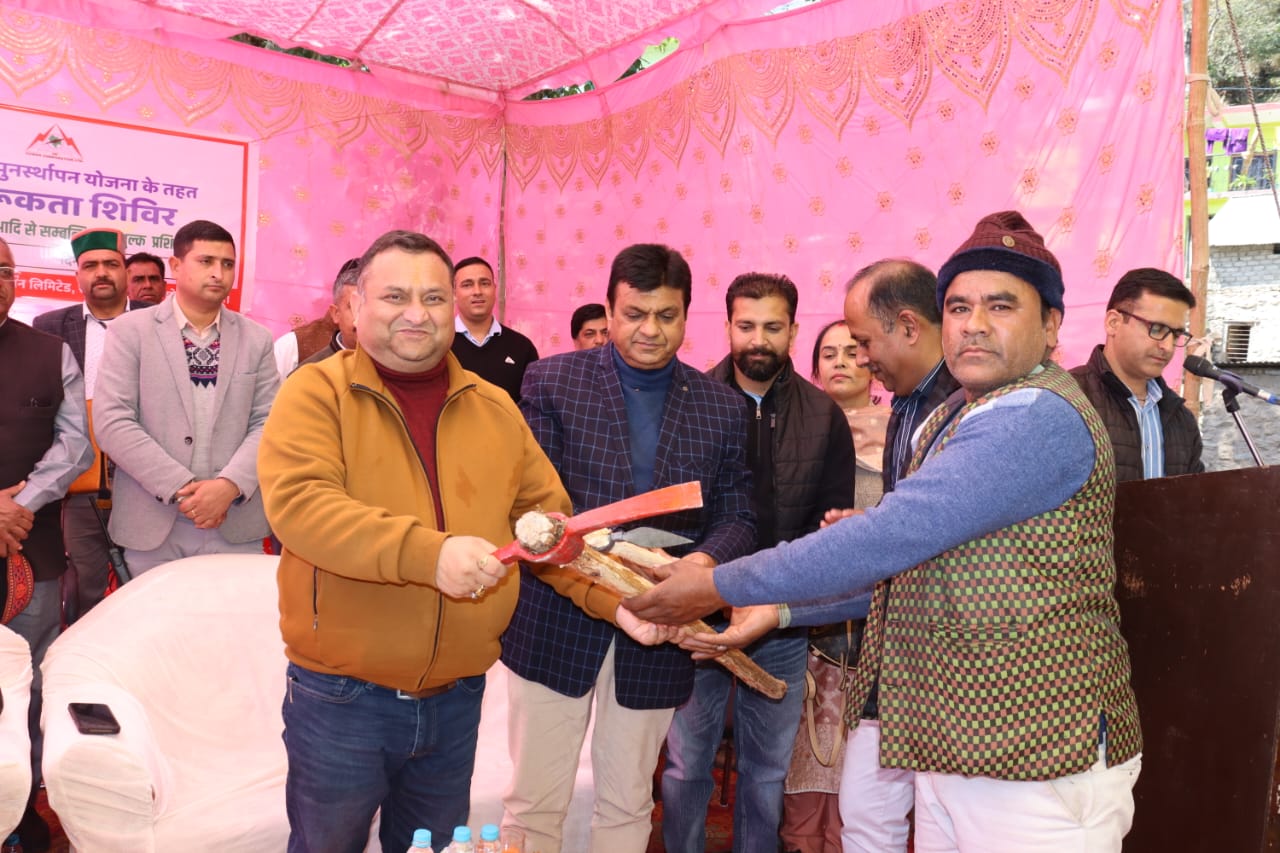 विधानसभा उपाध्यक्ष विनय कुमार पहचान पत्र वितरित करते हुए विधानसभा उपाध्यक्ष विनय कुमार पहचान पत्र वितरित करते हुए