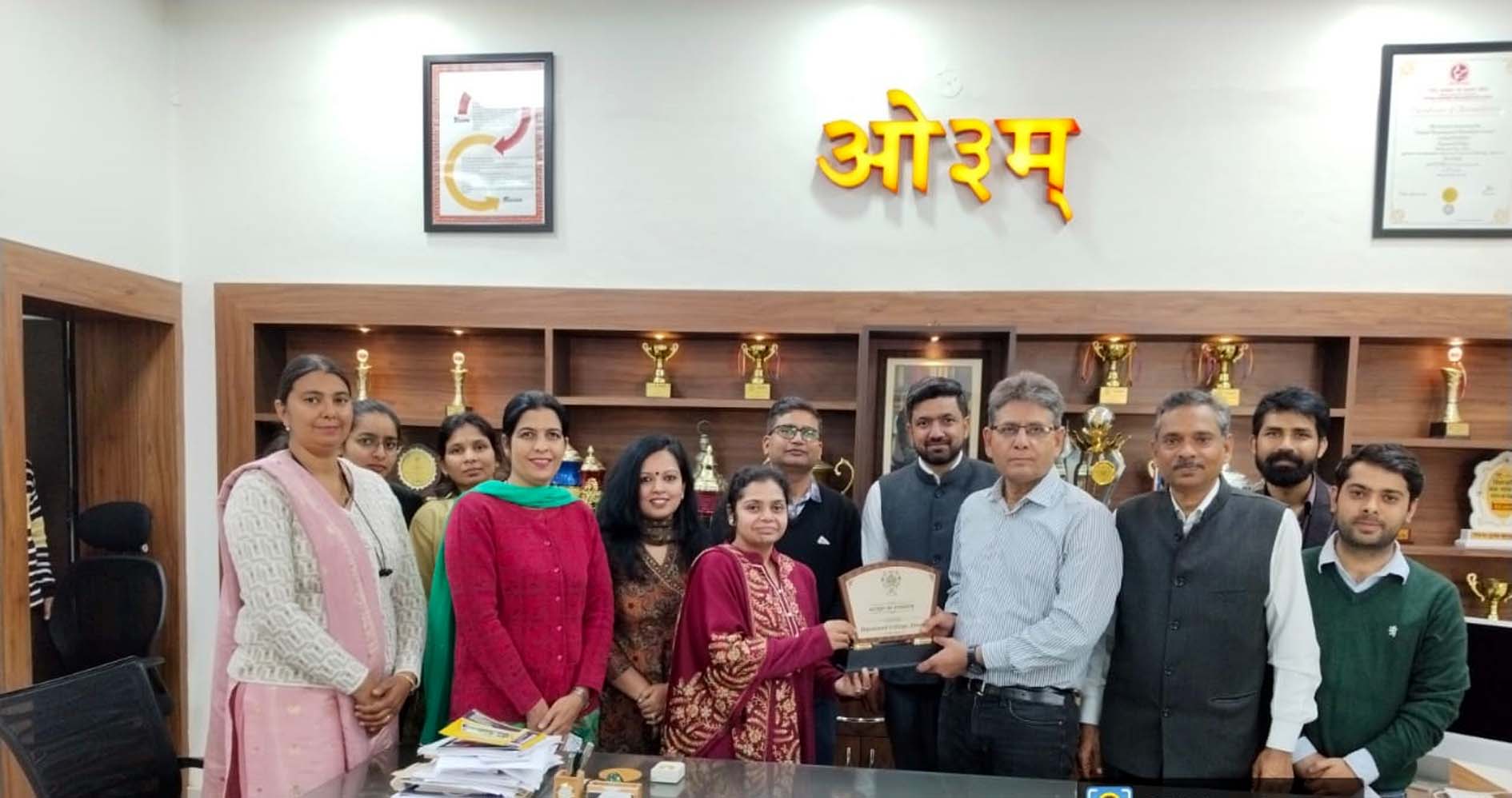दयानंद कॉलेज में पहुंचने पर मुख्य वक्ता का स्वागत करते प्राचार्य व अन्य स्टाफ सदस्य। दयानंद कॉलेज में पहुंचने पर मुख्य वक्ता का स्वागत करते प्राचार्य व अन्य स्टाफ सदस्य।