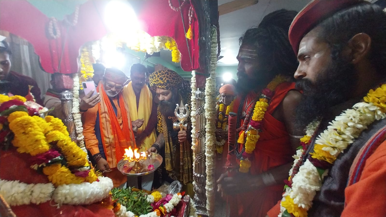 गौरा को हल्दी की थाल अर्पित करते नागा संत गौरा को हल्दी की थाल अर्पित करते नागा संत