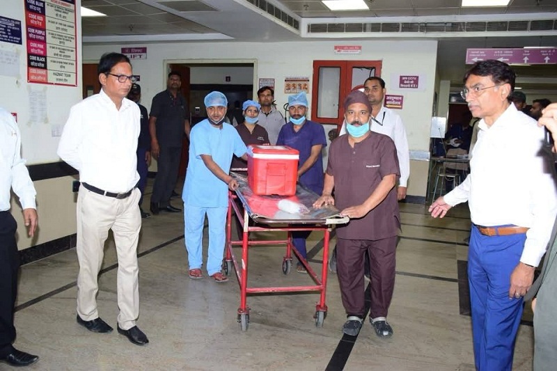 जबलपुर में  ग्रीन कॉरिडोर बनाकर ब्रेन डेड व्यक्ति की किडनी ले जाते हुए चिकित्सक