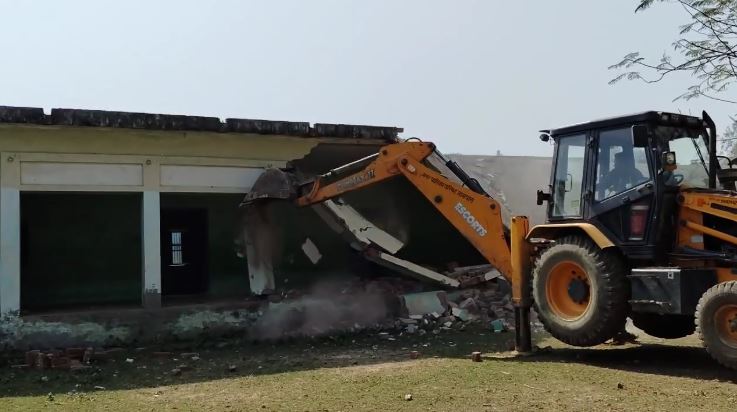 मदरसा को गिराता बुलडोजर मदरसा को गिराता बुलडोजर