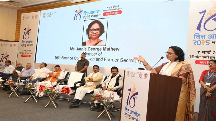 इंदौर में ब्रिलियंट कन्वेंशन सेंटर में वित्त आयोग के सदस्य