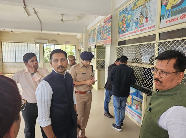 लखनऊ जिलाधिकारी ने आरटीओ में छापा मारा लखनऊ जिलाधिकारी ने आरटीओ में छापा मारा