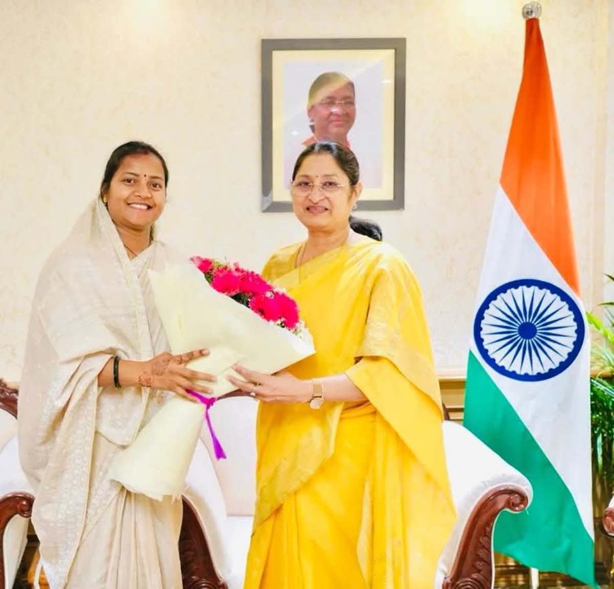 छत्तीसगढ़ की मंत्री राजवाड़े  केन्द्रीय मंत्री अन्नपूर्णा देवी  काे गुलदस्ता भेंट करती