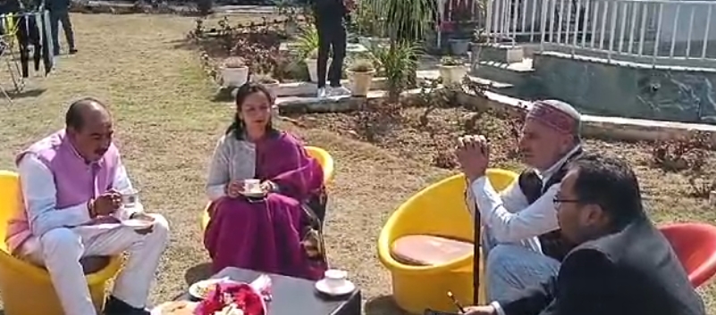 केंद्रीय राज्य मंत्री अजय टम्टा अधिकारियों संग बैठक करते। केंद्रीय राज्य मंत्री अजय टम्टा अधिकारियों संग बैठक करते।