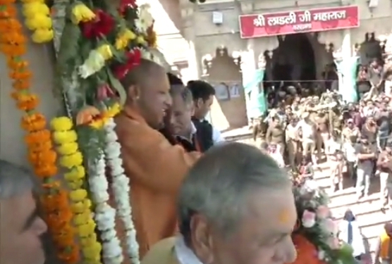 फूलों की होली खेलते मुख्यमंत्री योगी आदित्यनाथ