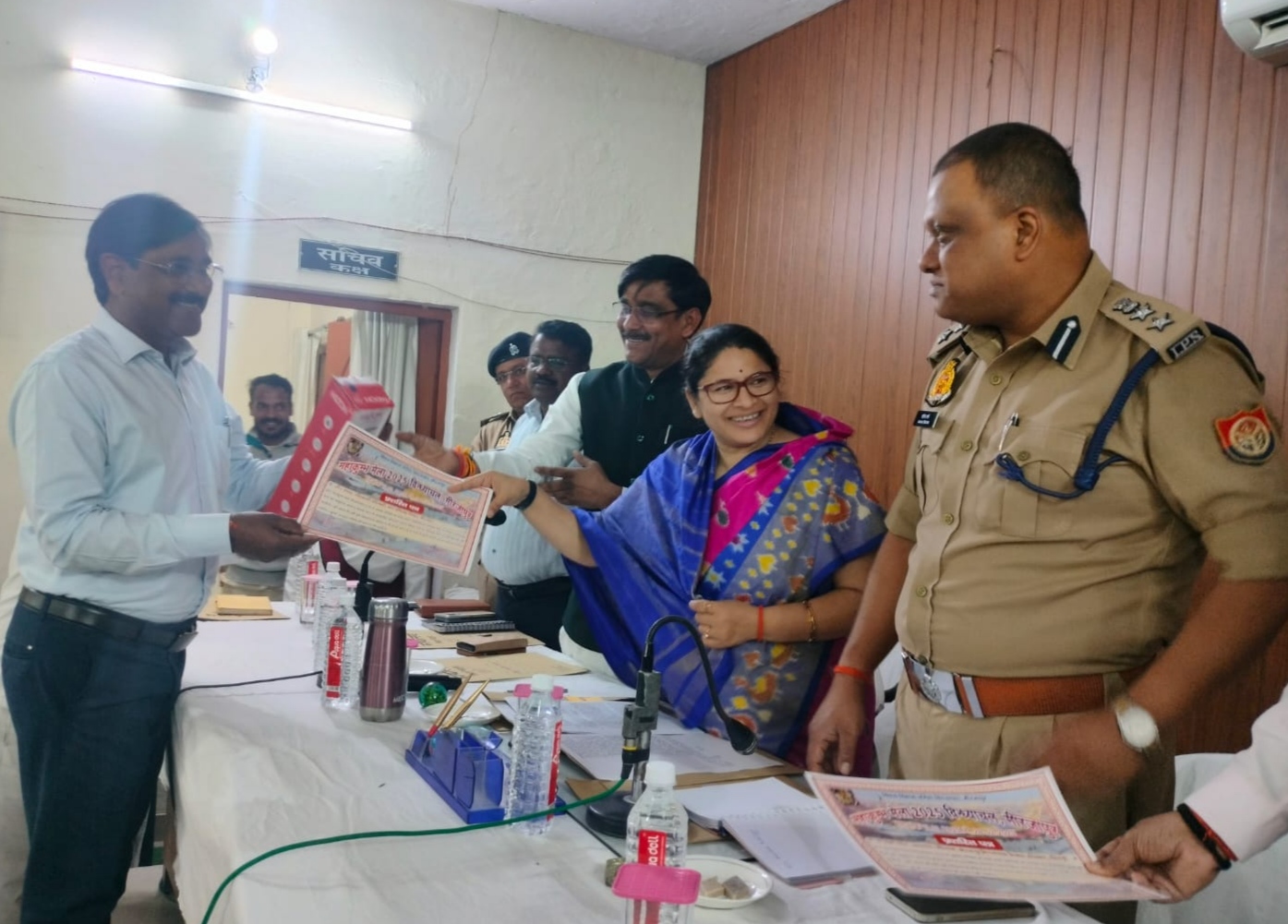 विन्ध्याचल मेला प्रशासनिक कैंप कार्यालय में सफाई कर्मियों को सम्मानित करती जिलाधिकारी प्रियंका निरंजन और पुलिस अधीक्षक सोमेन बर्मा। विन्ध्याचल मेला प्रशासनिक कैंप कार्यालय में सफाई कर्मियों को सम्मानित करती जिलाधिकारी प्रियंका निरंजन और पुलिस अधीक्षक सोमेन बर्मा।