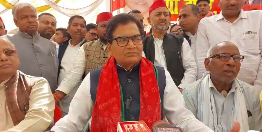 मीडिया से बात करते सपा महासचिव प्रो. रामगोपाल यादव मीडिया से बात करते सपा महासचिव प्रो. रामगोपाल यादव