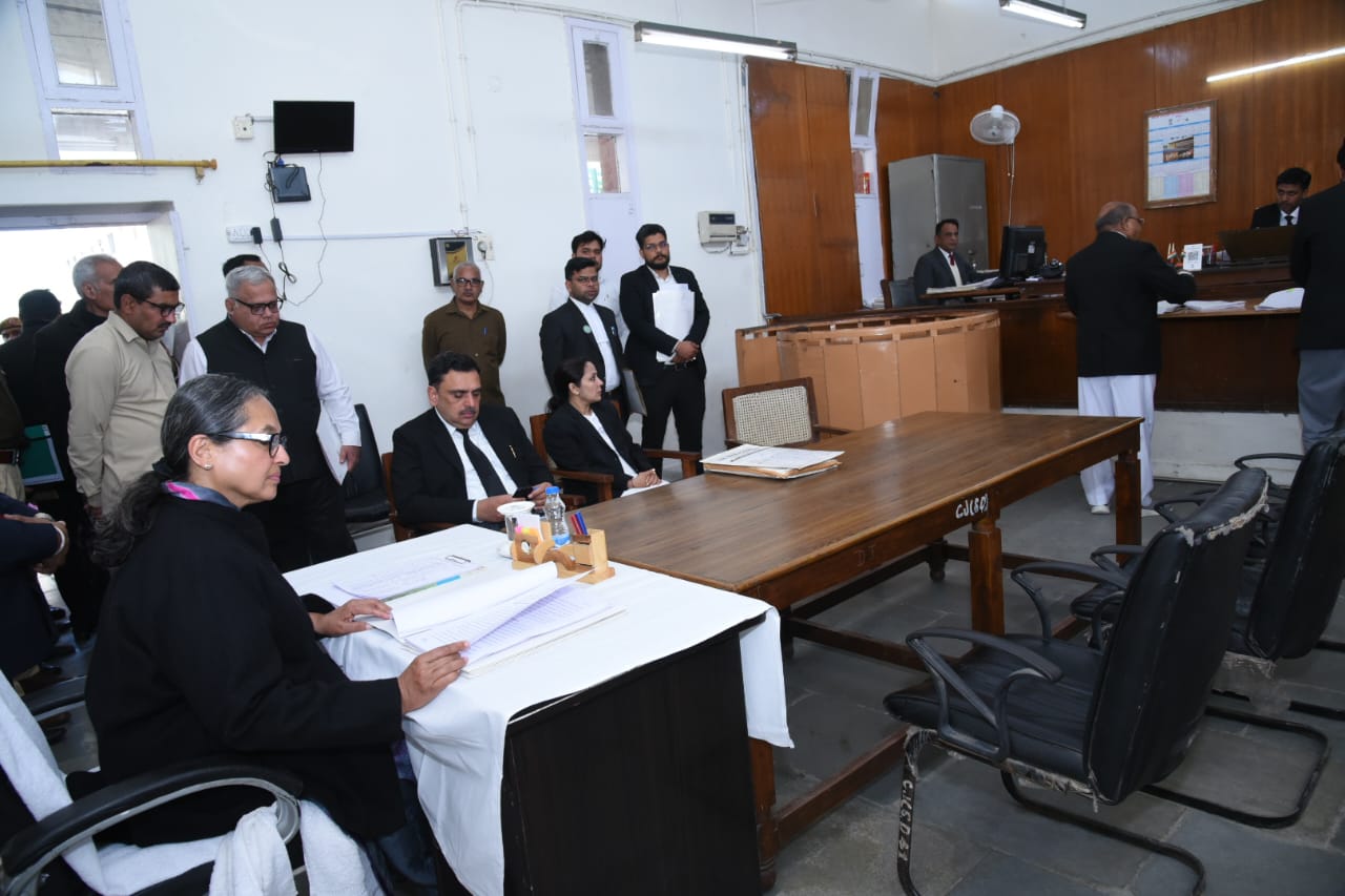 अदालत का निरीक्षण करते हुए पंजाब एवं हरियाणा हाईकोर्ट की जज निधि गुप्ता। अदालत का निरीक्षण करते हुए पंजाब एवं हरियाणा हाईकोर्ट की जज निधि गुप्ता।