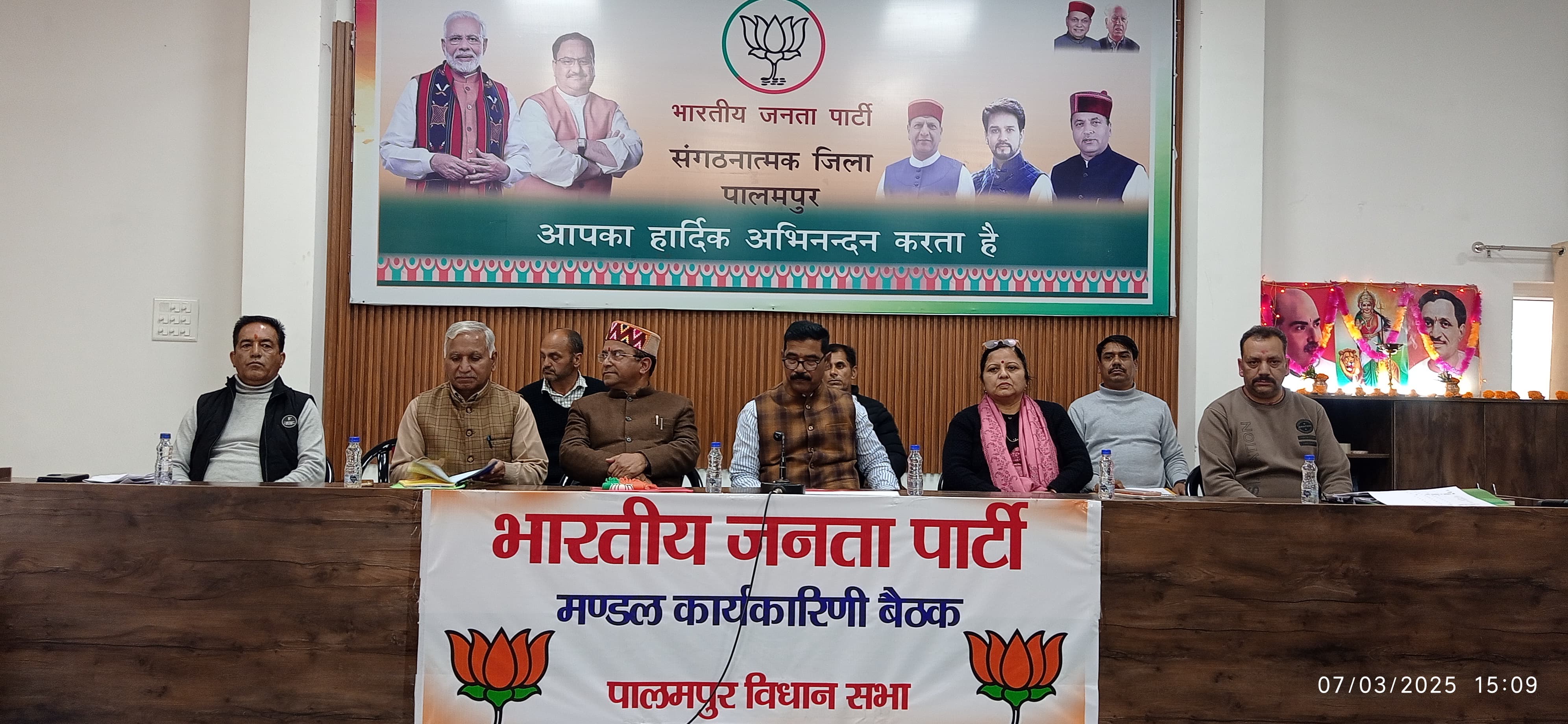 पालमपुर में आयोजित बैठक में मौजूद भाजपा नेता। पालमपुर में आयोजित बैठक में मौजूद भाजपा नेता।