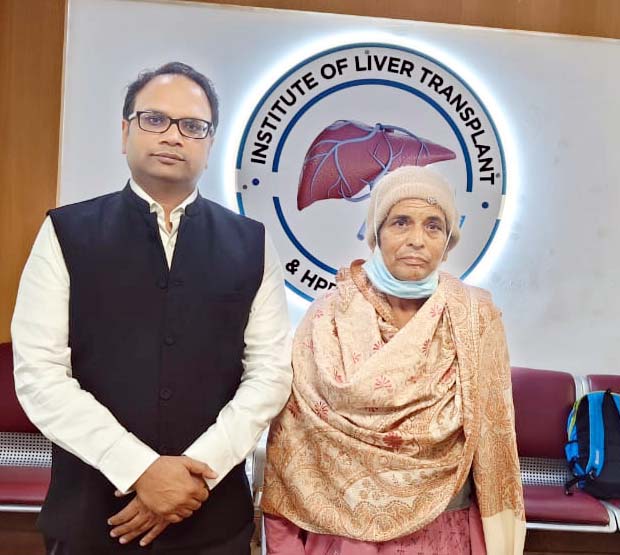 मरीज अस्पताल के डाक्टर के साथ मरीज अस्पताल के डाक्टर के साथ