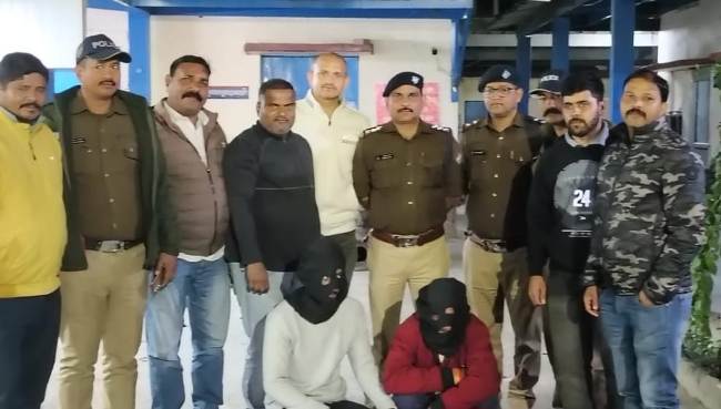 पुलिस की गिरफ्त में पकड़े गए आरोपित। पुलिस की गिरफ्त में पकड़े गए आरोपित।